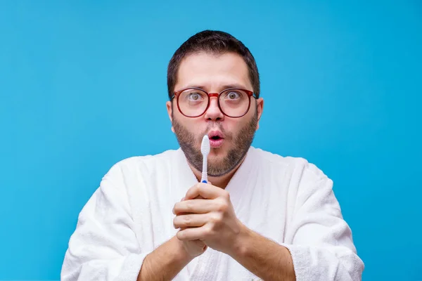 Elinde diş fırçası ile brunet adam görüntü — Stok fotoğraf
