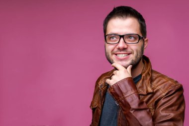 Gözlüklü mutlu adamın fotoğrafı