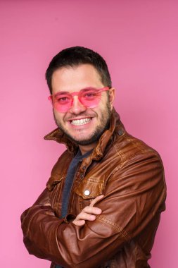 Pembe gözlüklü brunet adam fotoğrafı ve kolları çapraz deri ceket