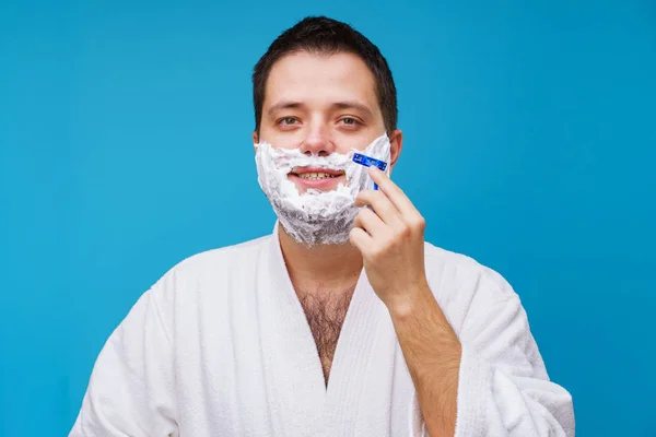 Foto do homem de casaco branco barbear loocing na câmera — Fotografia de Stock