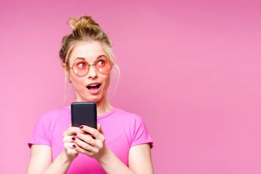 Elinde telefon ile pembe t-shirt sarışın görüntü