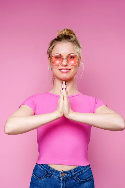 Fotografie šťastné blondýny v růžovém meditaci na trička — Stock fotografie