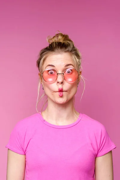Портрет блондинки в розовой футболке — стоковое фото