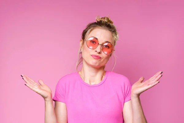 Фото расстроенной блондинки в розовой футболке — стоковое фото