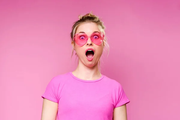 Fotka překvapenej blondýnka v růžovém tričku — Stock fotografie