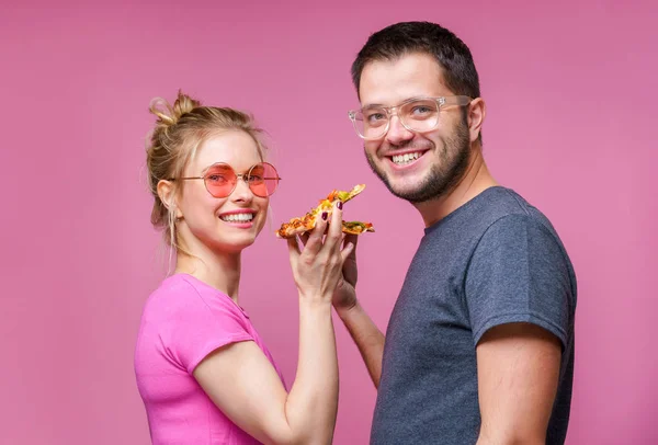 Foto de homem e mulher felizes com pizza nas mãos — Fotografia de Stock