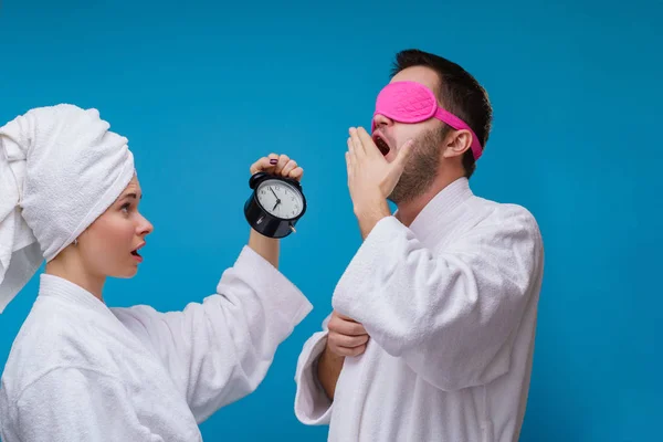 Foto van de vrouw met wekker en man met roze blinddoek — Stockfoto