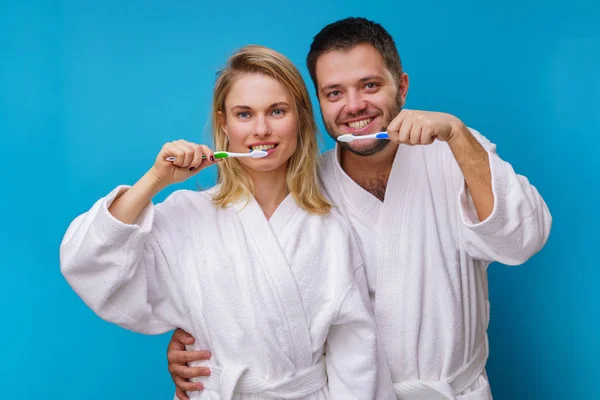 Фото женщины, мужчины и зубных щеток в руках — стоковое фото