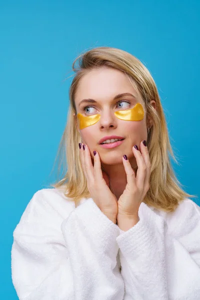 Photo de jeune femme avec des tampons de gel sous les yeux — Photo