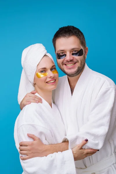 Wizerunek mężczyzny i kobiety z żelowymi poduszkami pod oczami i białą szatą — Zdjęcie stockowe