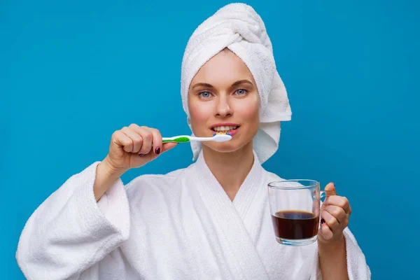 Fotó nő fogkefe és bögre kávé — Stock Fotó