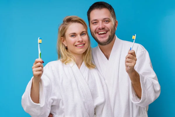 Imagem de mulher e homem e escovas de dentes nas mãos — Fotografia de Stock