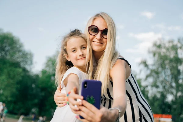 Fotó a boldog anya és lánya vesz selfie az utcán a nyári napon — Stock Fotó