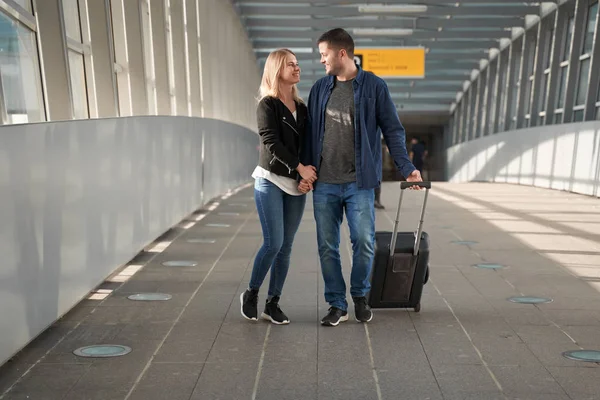 Havaalanında mutlu erkek ve kadın yan fotoğraf