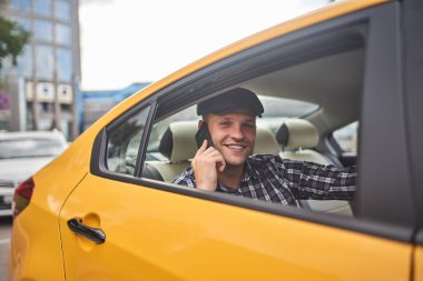 Sarı arabada arka koltukta oturan elinde telefon ile kap mutlu adam görüntü
