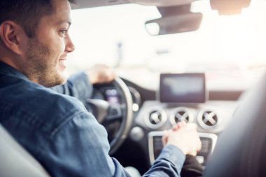 Arabanın ön koltuğunda oturan sürücü adam ve kız resmi.