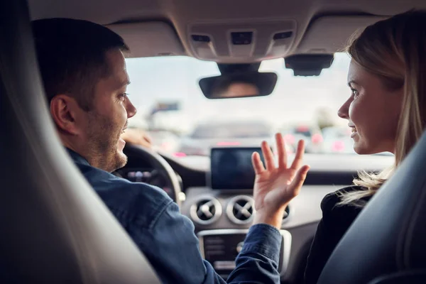 車の前部座席に座っている運転手の男女の写真. — ストック写真