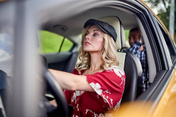 Imagen del conductor femenino rubio conduciendo, pasajero masculino en coche —  Fotos de Stock