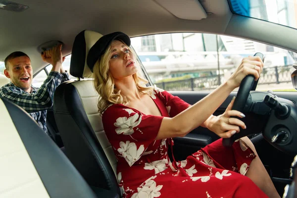 Foto de conductor mujer conduciendo y pasajero varón montando en coche —  Fotos de Stock