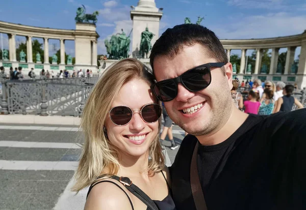 Foto van happy couple in Love op Walk in City tegen de achtergrond van attracties. — Stockfoto
