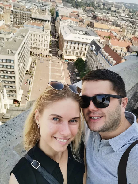 Foto van happy couple op Walk in City tegen de achtergrond van attracties — Stockfoto