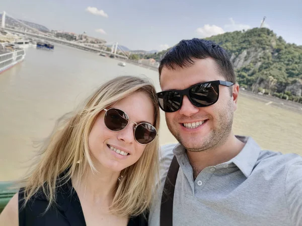 Foto van happy couple in liefde op lopen tegen rivier. — Stockfoto