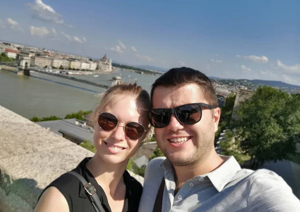 Foto van happy couple in zonnebril op lopen tegen rivier. — Stockfoto