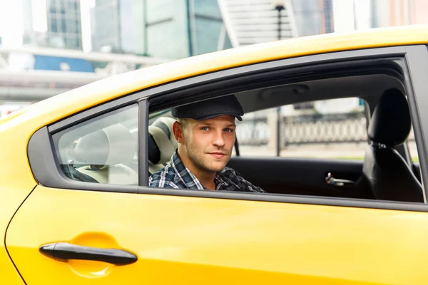 Foto de un joven sentado en el asiento trasero del taxi —  Fotos de Stock