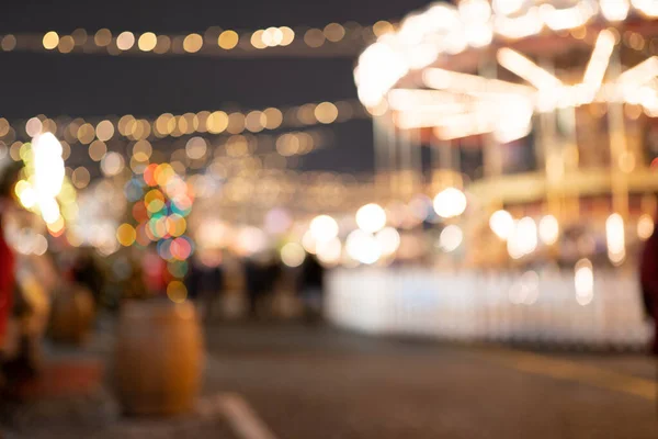 Carrusel con luces encendidas, imagen borrosa . — Foto de Stock