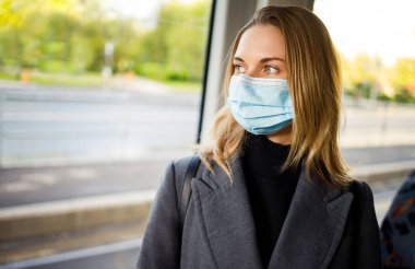 Otobüsün camında duran maskeli sarışın..