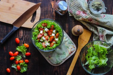 Beyaz peynir, organik kalamata zeytin, sulu domates, kırmızı biber, kırmızı soğan, salatalık ve marul ile Yunan salatası. Sağlıklı beslenme kavramı. Lezzetli ve sağlıklı vejetaryen yemek.