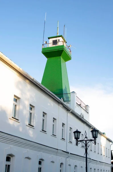 Зелена Пожежна Вежа Білій Будівлі Ліхтарем Перед Нею Блакитному Небі — стокове фото