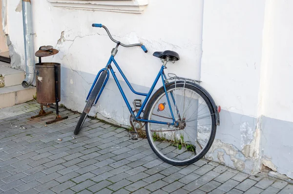 Antigua Bicicleta Azul Rareza Contra Fondo Una Pared Blanca Irregular — Foto de Stock