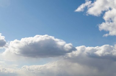 Mavi gökyüzünde bulutlar var ve üzerlerine yağmur yağıyor. Doğal arkaplan.