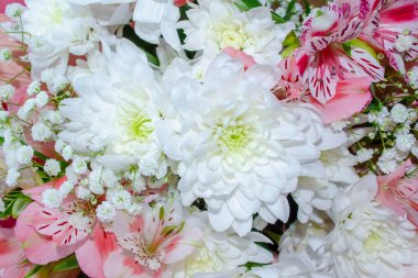 Pembe alstromerya buketi, beyaz çingene, beyaz kasımpatı ve yeşil yapraklar ve tomurcuklar.