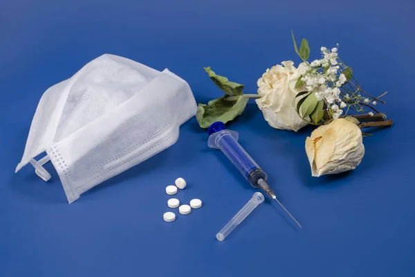 Máscara Médica Blanca Jeringa Blanca Flores Secas Pastillas Sobre Fondo — Foto de Stock