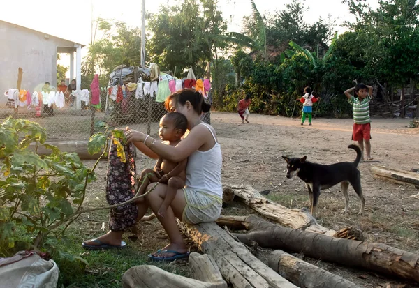 KON TUM, VIET NAM, 12 Mayıs 2019 Çocuk grupları, etnik Ede, Orta Highlands eyaleti Kon Tum, Vietnam, gözlemlenmektedir. Şirin görün.