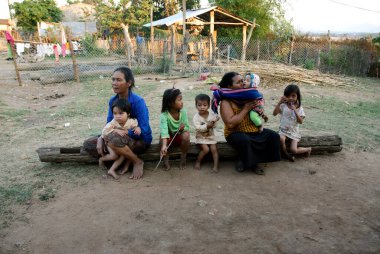 KON TUM, VIET NAM, 12 Mayıs 2019 Çocuk grupları, etnik Ede, Orta Highlands eyaleti Kon Tum, Vietnam, gözlemlenmektedir. Şirin görün.