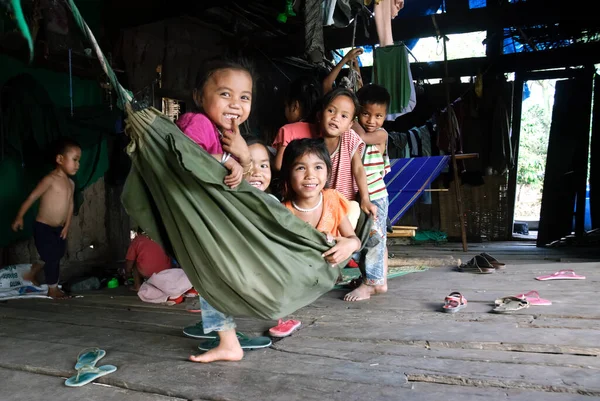 KON TUM, VIET NAM, 12 Mayıs 2019 Çocuk grupları, etnik Ede, Orta Highlands eyaleti Kon Tum, Vietnam, gözlemlenmektedir. Şirin görün.