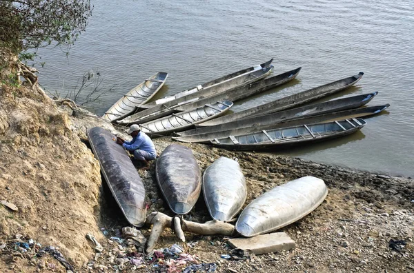 KON TUM, VIET NAM, 24 Kasım 2015 ahşap tekne, Dakla nehrinde, Gia Lai, çocuklar kürek çekiyor