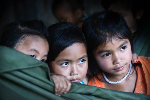 KON TUM, VIET NAM, 12 Mayıs 2019 Çocuk grupları, etnik Ede, Orta Highlands eyaleti Kon Tum, Vietnam, gözlemlenmektedir. Şirin görün.
