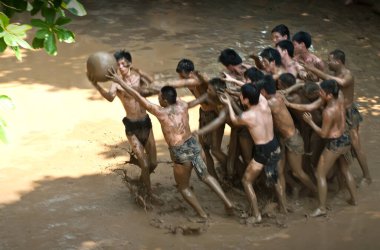 BAC devi, VIET NAM, 20 Mayıs 2018, Van köyü, Bac Giang, Vietnam. Festivalin balosuna katılın, geleneksel malzemeler, çamurun üzerinde, çok eşsiz, Vietnam 'ın mirası