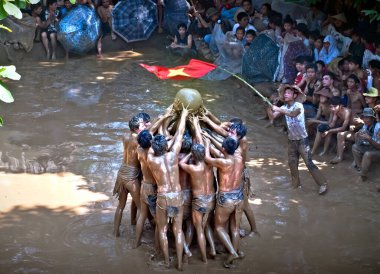 BAC devi, VIET NAM, 20 Mayıs 2018, Van köyü, Bac Giang, Vietnam. Festivalin balosuna katılın, geleneksel malzemeler, çamurun üzerinde, çok eşsiz, Vietnam 'ın mirası