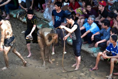 BAC devi, VIET NAM, 20 Mayıs 2018, Van köyü, Bac Giang, Vietnam. Festivalin balosuna katılın, geleneksel malzemeler, çamurun üzerinde, çok eşsiz, Vietnam 'ın mirası