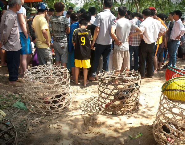 BAC devi, VIET NAM, 20 Mayıs 2018, Van köyü, Bac Giang, Vietnam. Festivalin balosuna katılın, geleneksel malzemeler, çamurun üzerinde, çok eşsiz, Vietnam 'ın mirası