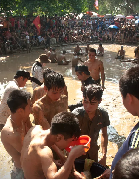 BAC devi, VIET NAM, 20 Mayıs 2018, Van köyü, Bac Giang, Vietnam. Festivalin balosuna katılın, geleneksel malzemeler, çamurun üzerinde, çok eşsiz, Vietnam 'ın mirası