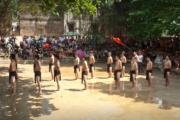 BAC devi, VIET NAM, 20 Mayıs 2018, Van köyü, Bac Giang, Vietnam. Festivalin balosuna katılın, geleneksel malzemeler, çamurun üzerinde, çok eşsiz, Vietnam 'ın mirası