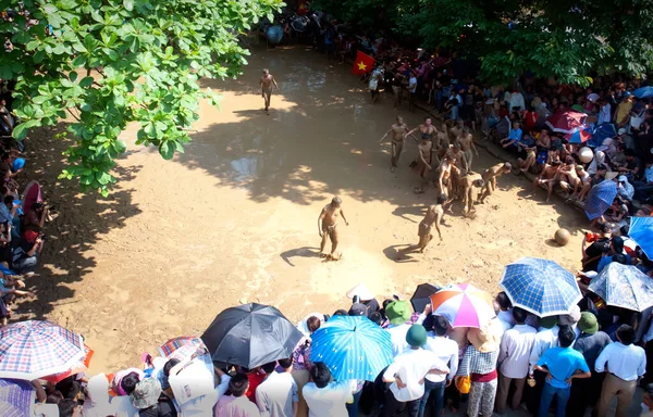 BAC devi, VIET NAM, 20 Mayıs 2018, Van köyü, Bac Giang, Vietnam. Festivalin balosuna katılın, geleneksel malzemeler, çamurun üzerinde, çok eşsiz, Vietnam 'ın mirası