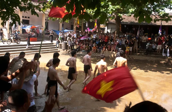 BAC devi, VIET NAM, 20 Mayıs 2018, Van köyü, Bac Giang, Vietnam. Festivalin balosuna katılın, geleneksel malzemeler, çamurun üzerinde, çok eşsiz, Vietnam 'ın mirası