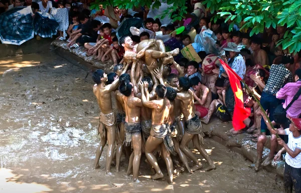 BAC devi, VIET NAM, 20 Mayıs 2018, Van köyü, Bac Giang, Vietnam. Festivalin balosuna katılın, geleneksel malzemeler, çamurun üzerinde, çok eşsiz, Vietnam 'ın mirası